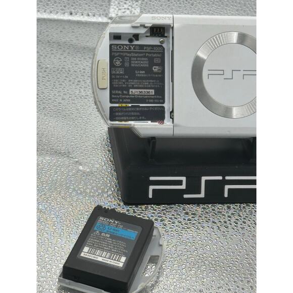 White psp 1000 w/charger - Picture 9 of 9